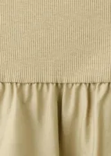 Vestido midi color tostado, con cuerpo superior de punto sin mangas con cuello alto y falda larga de tejido plano con vuelo.