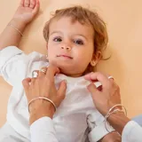Anillo de plata 925 con diseño minimalista y superficie lisa pulida, de forma ancha y ergonómica.