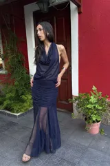 Top reversible confeccionado en microtul de color azul marino, con diseño fluido y escote drapeado.