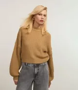 Suéter color marrón de punto texturizado, con cuello redondo ligeramente alto y mangas largas con puños ajustados.