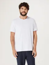 Camiseta de manga corta azul marino con cuello en V y logo bordado en el pecho.