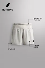 Short deportivo de trail running confeccionado en tejido técnico elástico con textura. Presenta una cintura elástica ancha con compartimentos integrados, bolsillo trasero con cierre y aberturas laterales en el bajo.
