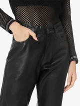 Pantalón negro de sarga con superficie de resina, tiro alto, corte recto, cinco bolsillos, trabillas en la cintura y cierre frontal con cremallera y botón.