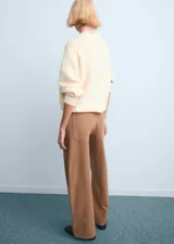 Pantalón de mezclilla tipo jeans, color marrón claro, de corte recto y tiro medio con diseño de pernera ancha.
