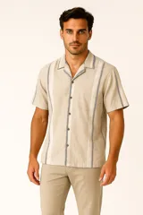 Camisa de manga corta color beige con rayas verticales blancas y azules, cuello camisero y bolsillo en el pecho.