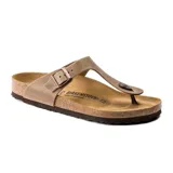 Sandalia tipo ojota Birkenstock modelo Gizeh, confeccionada en cuero aceitado color marrón, con plantilla anatómica de corcho y suela de goma antideslizante. Presenta una tira ajustable con hebilla metálica y separador de dedos.