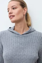 Hoodie de tejido de punto con textura de ochos, color chocolate, de manga larga y calce cómodo.