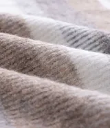 Suéter Marfinno de cuello redondo y mangas largas, confeccionado en tricot texturizado con diseño de rayas horizontales en tonos degradé de beige, blanco, gris y marrón.