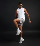 Bermuda deportiva de running color gris, con cintura elástica, ajuste interno y bolsillo trasero con cierre. Confeccionada en tejido técnico de poliéster y elastano.