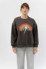 Buzo gris melange de algodón con felpa suave por dentro, cuello redondo y puños ajustados. Estampa frontal de arcoíris con rayo al centro.