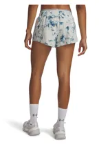 Short deportivo Under Armour Vanish, confeccionado en tejido ligero y elástico de secado rápido con estampado tie-dye en tonos azul y blanco. Presenta cintura elástica con logo visible, aberturas laterales en el bajo y braguita interior para mayor cobertura.