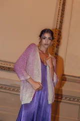 Saco abierto tejido a rayas horizontales color borravino y crudo, con mangas 3/4.