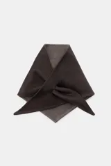 Bandana triangular confeccionada en tejido de lana, con diseño de doble faz en tonos contrastantes de marrón.