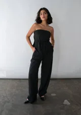 Top strapless negro con corte en A y elástico en la espalda.