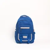 Mochila escolar de color azul con detalles en beige. Cuenta con un compartimento principal amplio, un bolsillo frontal con cierre y una solapa con hebillas ajustables. Incluye bolsillos laterales y asa superior reforzada.