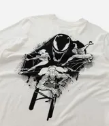 Remera de algodón color blanco, con cuello redondo y manga corta. Presenta una estampa frontal con el logo de Venom en estilo graffiti negro.