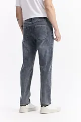 Jean de corte slim, con tiro medio, cierre frontal con botón y bolsillos laterales y traseros.