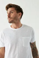 Remera de hombre color ladrillo, lisa, de corte regular, con bolsillo en el pecho, manga corta y cuello redondo. Confeccionada en algodón.