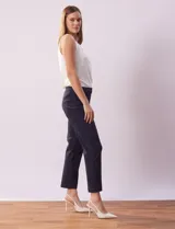 Pantalón color beige de gabardina elastizada, marca Ruby Rd. Pretina ancha, delantera con bolsillos simulados y trasera con bolsillos aplicados. Largo de pierna al tobillo.