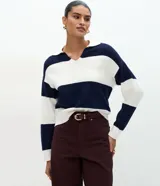 Suéter de punto con diseño de rayas horizontales anchas en azul marino y blanco. Presenta escote en V con cuello tipo polo, mangas largas con puños ajustados y un corte regular.
