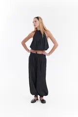 Blusa balloon de denim ultraliviano color gris oscuro, con escote halter fruncido, diseño sin mangas y dobladillo ajustado.