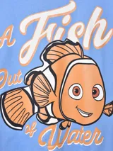 Remera celeste con estampado de Nemo y texto en color naranja.