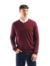 Buzo tejido de punto con cuello en V, de calce regular y mangas largas con puños acanalados.