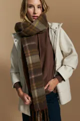 Polera de tejido de punto color marrón, con cuello alto y diseño de líneas verticales en el frente que aportan estructura. Presenta un calce relajado y mangas largas con puños ajustados.