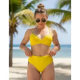 Conjunto de bikini amarillo liso de tiro medio, compuesto por un corpiño con aro y tirantes regulables, y una bombacha tipo culotte de cobertura media.