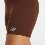 Short deportivo de tiro alto New Balance, color marrón, con ajuste entallado y logo de la marca en la pierna izquierda.
