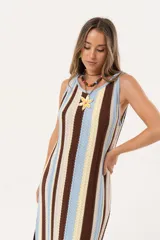 Vestido tejido de punto a rayas verticales en tonos marrón, beige, amarillo y celeste.
