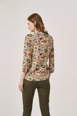 Camisa de manga 3/4 con estampado floral multicolor, cuello mao y corte holgado.