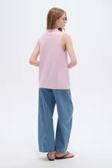 Musculosa de algodón color rosado, con cuello en V y cuello polo, sin mangas y diseño holgado.
