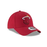 Gorro New Era 9FORTY color rojo con logo del equipo de baloncesto Miami Heat bordado en el frente.