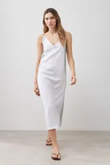 Vestido midi blanco de lino con breteles finos y paneles laterales en color celeste.