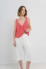 Bermuda de tiro medio con corte recto y largo por la rodilla, estilo culotte. Confeccionada en denim color rosado, cuenta con bolsillos funcionales delanteros y traseros y dobladillo ancho en el ruedo.