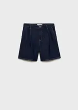 Short de jean azul oscuro, tiro medio, con pinzas delanteras, bolsillos laterales y cierre con cremallera y botón.
