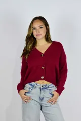 Cardigan de punto verde lima, con escote en V, mangas largas y cierre frontal con tres botones carey.