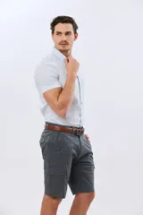 Bermuda cargo de gabardina en color gris oscuro, corte recto, con bolsillos laterales con solapa y cierre de botones y cremallera.