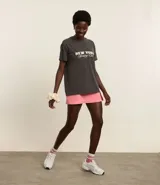 Remera deportiva de algodón color gris con efecto desteñido y estampa frontal con la leyenda "New York Sporting Club". Corte amplio y mangas cortas.