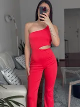 Mono largo de color rojo, con un solo hombro y abertura en la cintura.