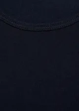 Camiseta de canalé en color azul marino, con cuello redondo, manga larga y diseño entallado.