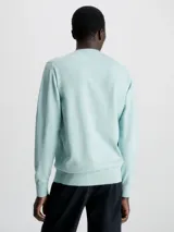 Sweater celeste de punto fino, con cuello redondo y logo de la marca en etiqueta cosida en el lateral.