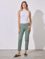 Pantalón color beige de gabardina elastizada, marca Zac & Rachel. Corte recto, pretina ancha pespunteada y largo al tobillo.