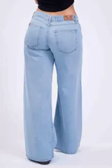 Pantalón de jean celeste, de corte wide leg y tiro bajo.