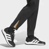 Pantalón de entrenamiento Adidas Tech Intensity de color negro, corte clásico con cintura elástica de talle medio, bolsillos con cierre y logo Performance estampado en el mismo tono.