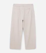 Pantalón recto de sarga en color crudo, diseñado para talles grandes (Curve & Plus Size). Presenta bolsillos laterales tipo cuchillo, cierre frontal con botones a la vista y un cinturón del mismo tejido con hebilla de efecto carey.