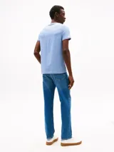 Remera de corte slim confeccionada en puro algodón, color celeste. Presenta cuello redondo, mangas cortas con ribetes en los colores distintivos de la marca y logo de Tommy Hilfiger bordado en el centro del pecho.