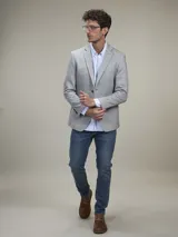 Blazer negro de corte clásico con dos botones frontales, solapa de muesca y bolsillos laterales.