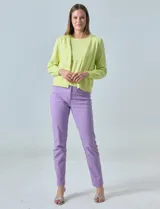 Pantalón blanco de gabardina elastizada, marca Zac & Rachel. Con pretina con pasadores, botón y cierre. Delantera con tres bolsillos. Trasera con bolsillos ojal.